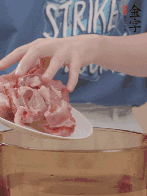 排骨剁小塊，加姜片、料酒沸水下鍋焯水。