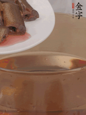 處理干凈的黃鱔段，加姜片、料酒沸水下鍋焯水。撈出用涼水沖洗干凈。