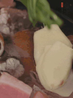 加姜片、蔥結(jié)、料酒。