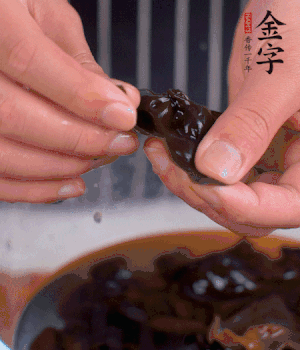 木耳冷水泡發(fā)，處理成小塊。（如果是小木耳就不用切了）