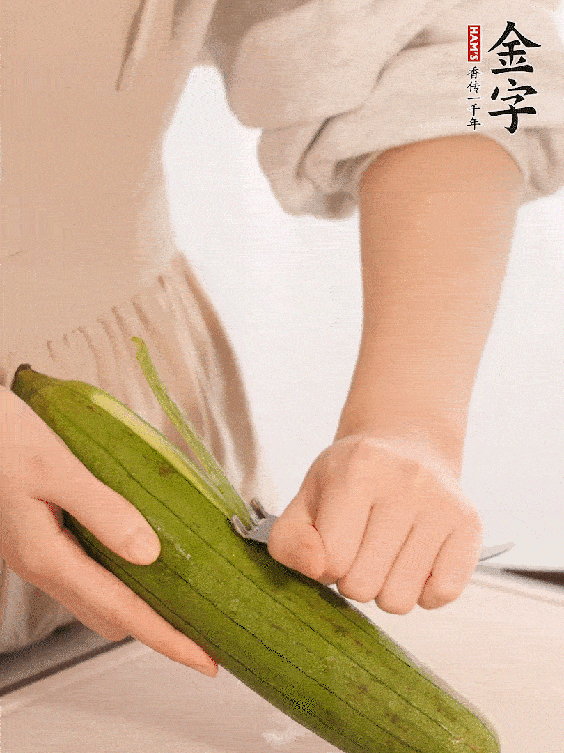 絲瓜去皮切滾刀塊用鹽殺一下水分洗凈。