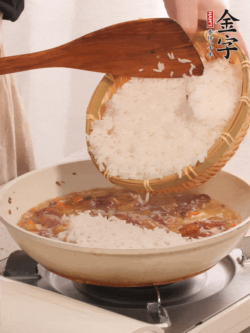 熱鍋燒油，香腸煸出油，加姜片去腥，加土豆、胡蘿卜、香菇翻炒到半熟，隨后加豆角、2小勺鹽、1大勺生抽，煸炒均勻。