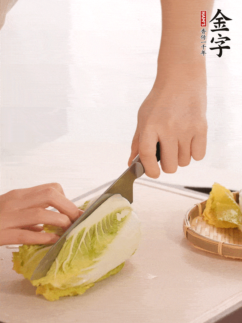 生姜切末，白菜改刀成成塊。