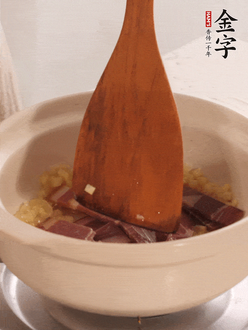 加熱水，加入白菜蓋上蓋子煨煮3分鐘。