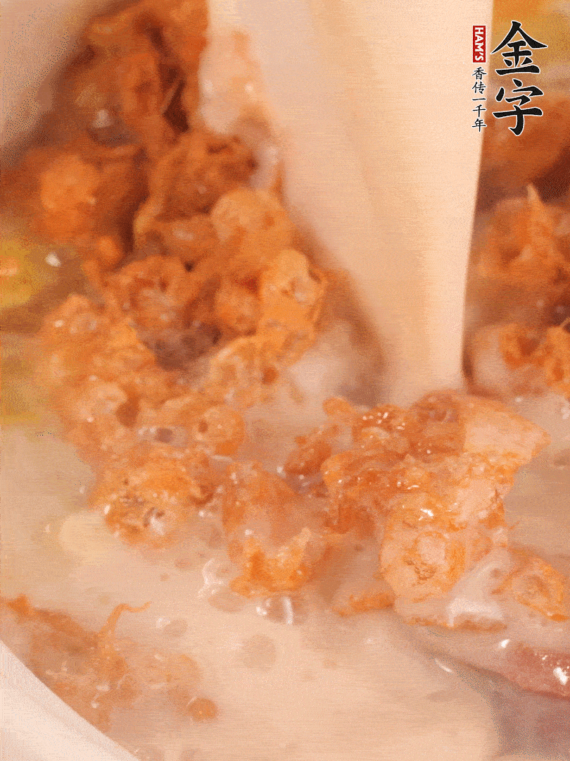 加入蛋酥再煨煮2分鐘，加入豆?jié){。