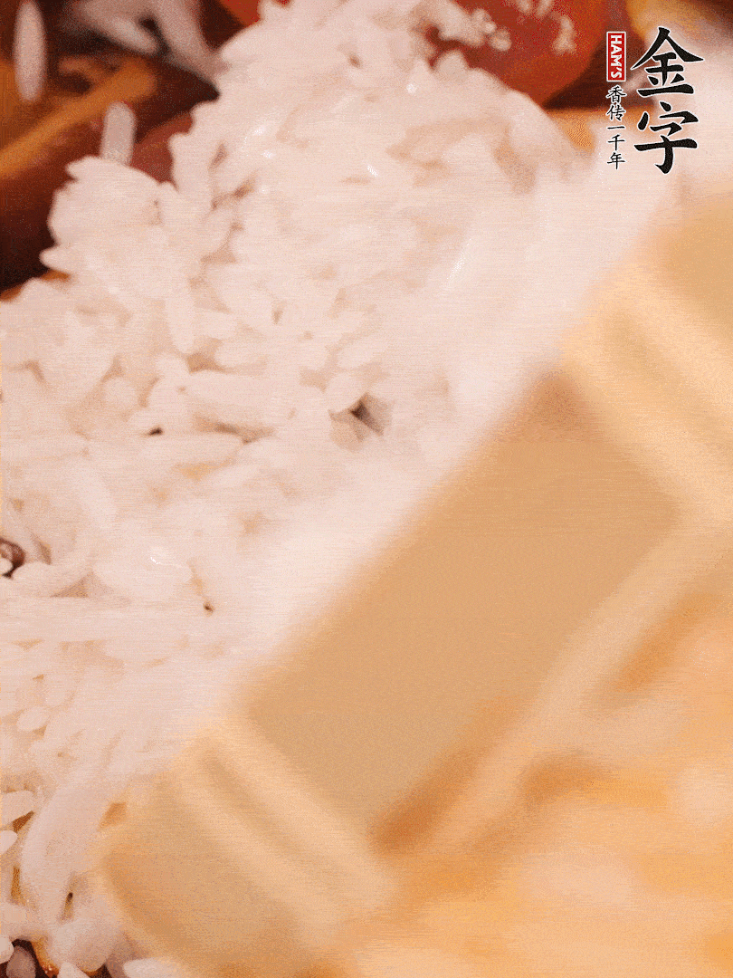 接著倒入提前浸泡的大米，加生抽、食鹽、白胡椒粉，一起翻炒均勻。