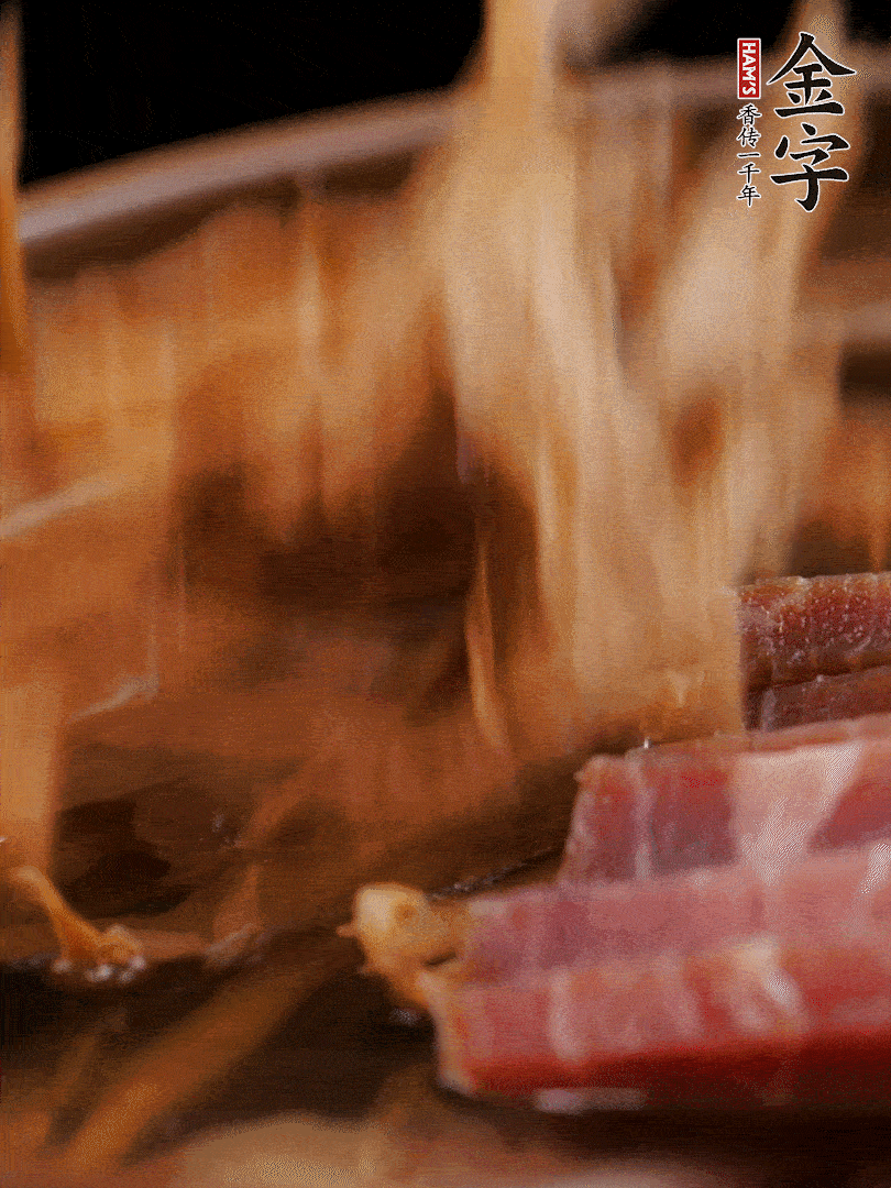 大筒骨、金字火腿、姜片、黃酒一起放入砂鍋，加筍干燉煮40分鐘。（如果家里有高壓鍋，用高壓鍋把高湯壓出來更鮮濃。）