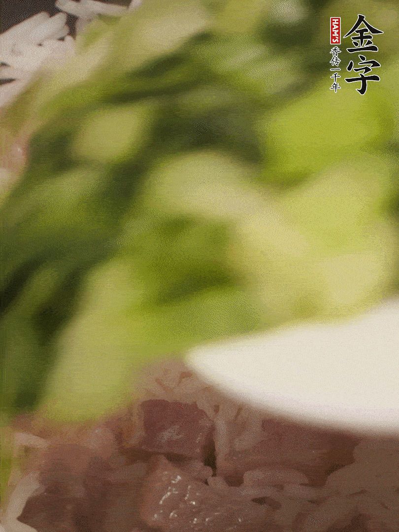 將燜煮好的米飯，倒入炒熟的蔬菜中，翻炒均勻鍆繼續(xù)燜煮5分鐘