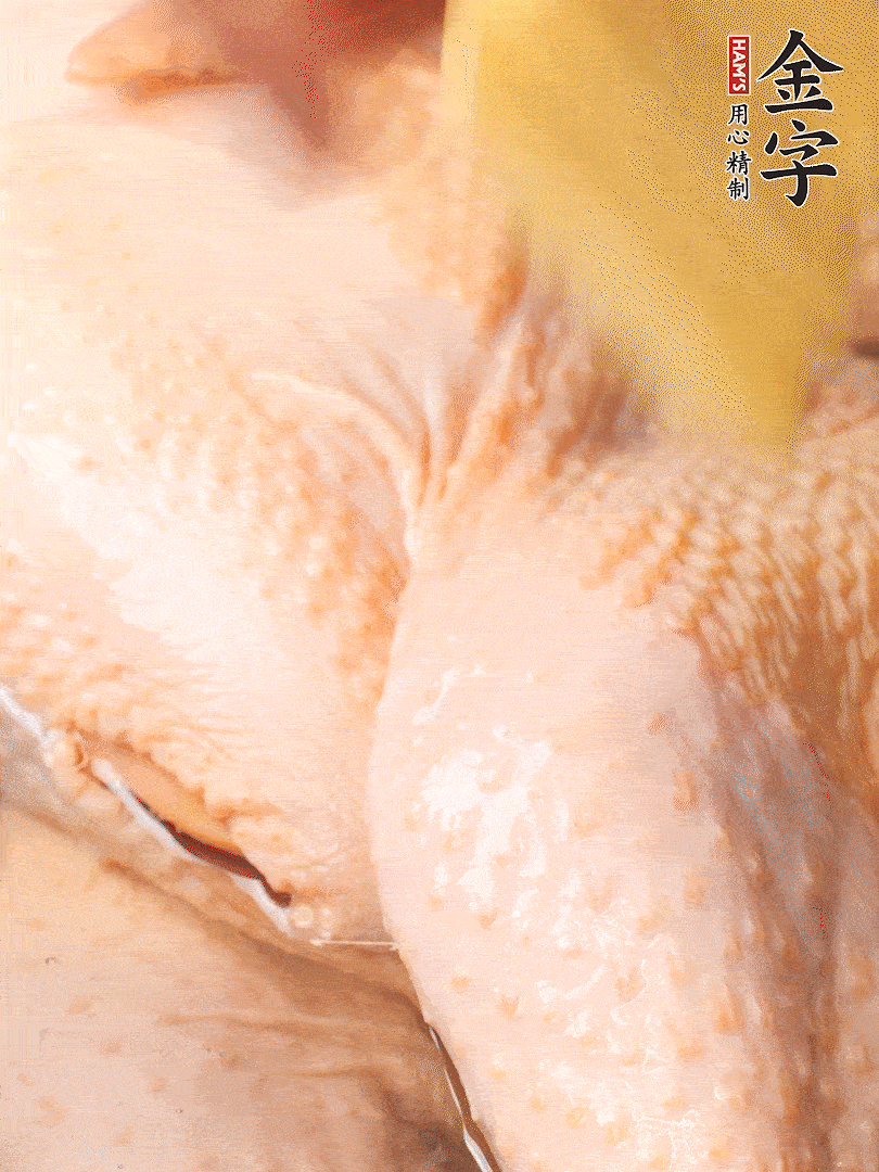 老母雞去頭去尾，斬去雞爪。冷水入鍋，加料酒、蔥姜焯水，煮出浮沫后撈出，用清水洗凈