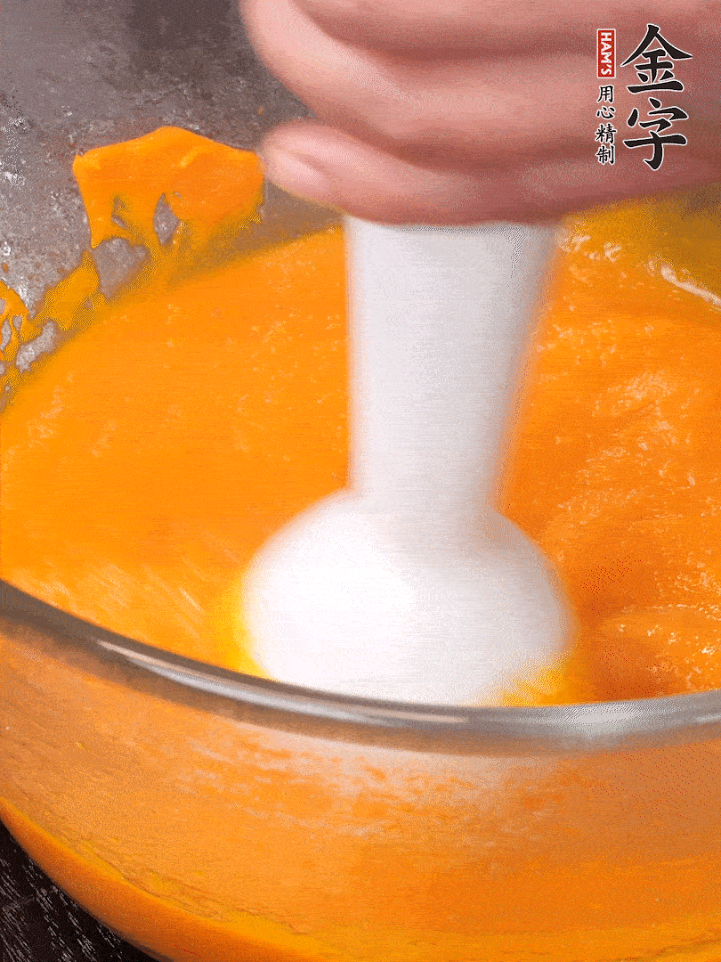 300g南瓜，去皮去瓤切滾刀塊，大火蒸8分鐘，料理機(jī)打成泥，篩網(wǎng)過篩成泥