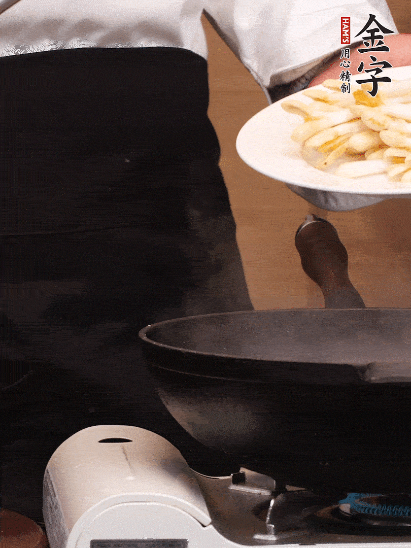 鍋中少許油，下花生芽