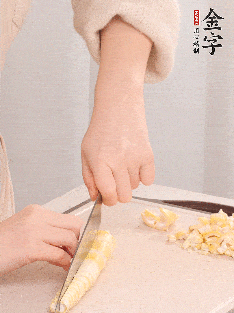 春筍去皮切小塊，焯水2分鐘左右