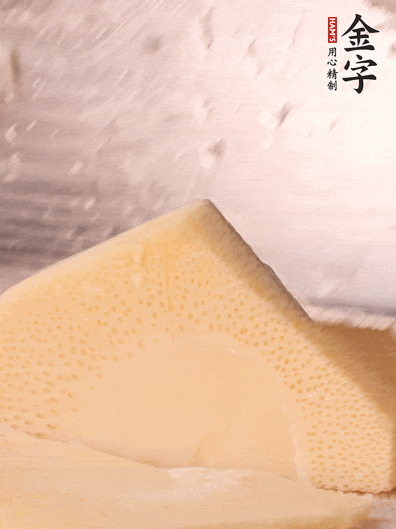 冬筍處理干凈，切滾刀塊，開水焯燙去除澀味