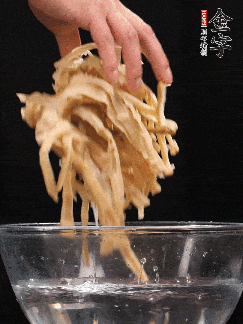 天目山筍干1把，清洗表面鹽分，用手撕成長(zhǎng)條