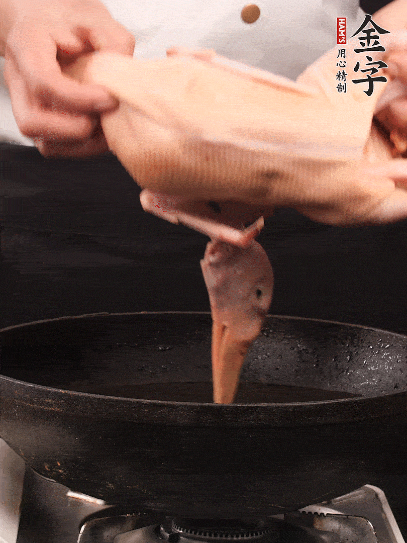 處理干凈的老鴨1只，黃酒小半碗，姜幾片，一起放入冷水，煮沸焯水3分鐘，去除血沫