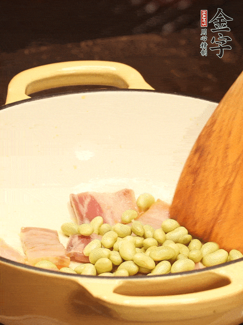 加入青豆、香菇翻炒出香味