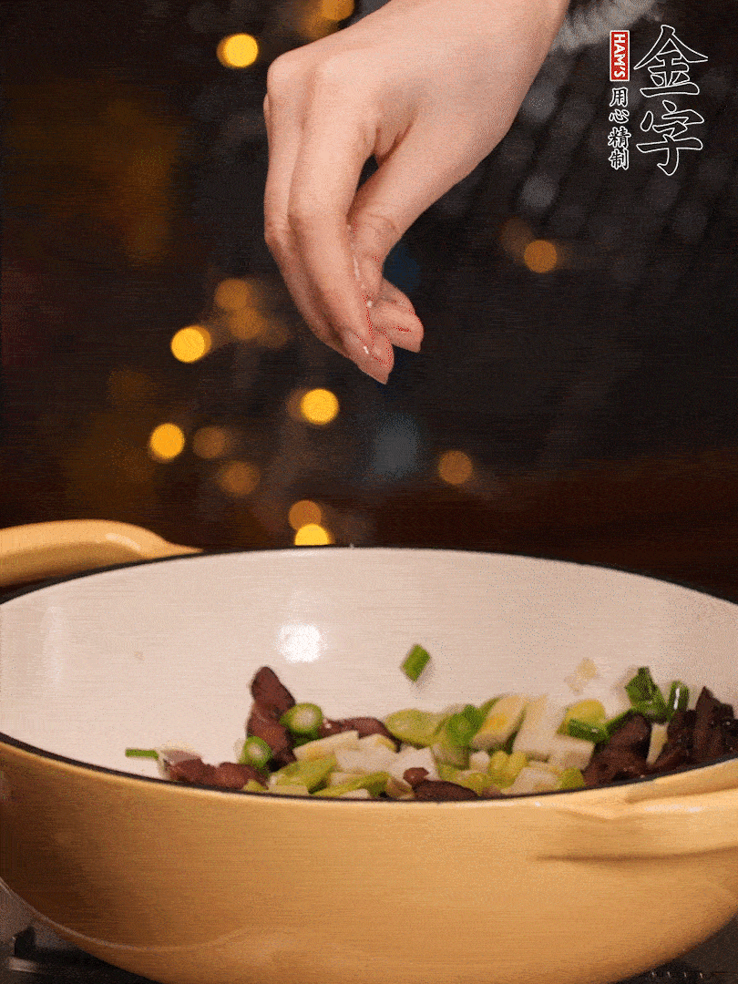 可以加點點水，再加菜苔，加點鹽、味精調味