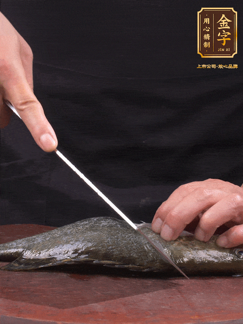 處理桂魚。收拾好的桂魚在兩側(cè)開花刀