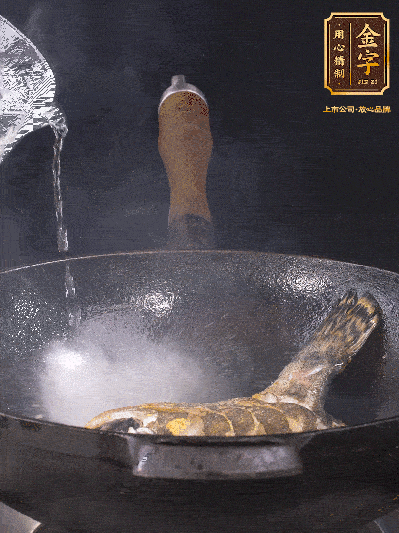 倒入適量食用油，待鍋燒熱后下桂魚煎大約2-3分鐘至兩面金黃（一定要煎透，這樣做出來的湯才會(huì)比較奶白色）