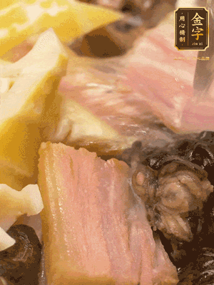 倒入滾燙的熱水，燉煮20分鐘，湯濃汁白