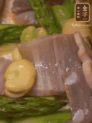 倒入熱水，燉煮10分鐘