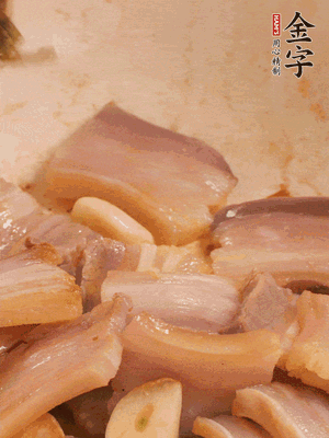 加入雪菜、咸肉冬筍 炒出香味