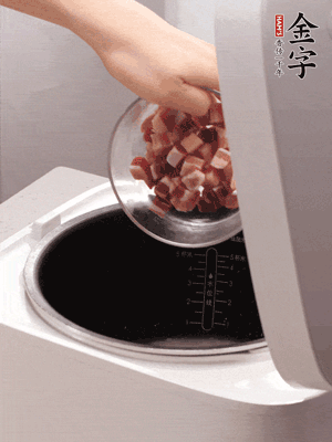 鍋中倒入豬油，油熱后炒熟上海青，給倒少許鹽調(diào)味