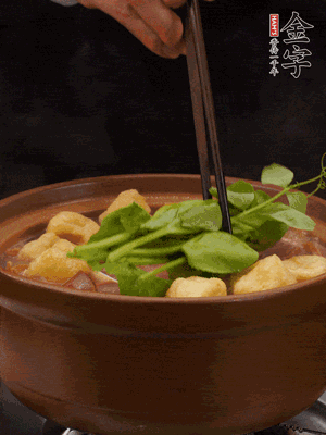 加筒骨煲的經(jīng)典配菜：金字土香腸、油豆腐、千張蓋上蓋子燜一會兒，耐心等候10分鐘。