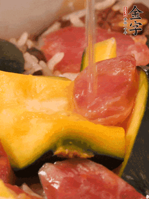 倒入溫開水，水量高出米面一個指節(jié)。