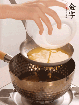 雞蛋過篩子倒入油鍋炸成蛋酥，瀝干油。
