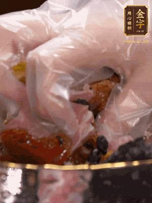 排骨洗凈后（蠔油、生抽、老抽、鹽、糖、淀粉、豆豉、蒜蓉、姜絲）腌制30分鐘