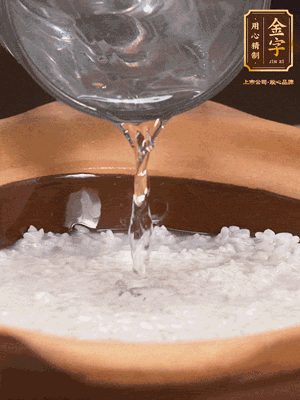 砂鍋底部刷一層油，加入大米和開水，水高1cm,大火燒開后轉(zhuǎn)中火煲5分鐘，到水微收干