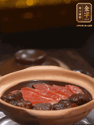 鋪上臘腸和排骨，鍋邊淋一圈油，小火煲10分鐘