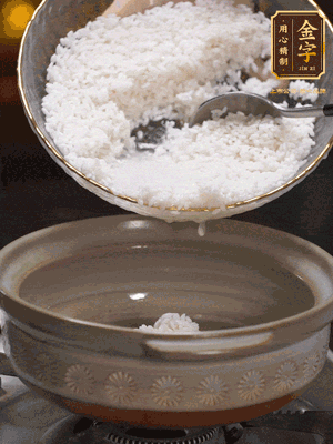 鍋底刷油，倒入米飯，水沒(méi)過(guò)即可，中小火燜10分鐘，戳幾個(gè)洞