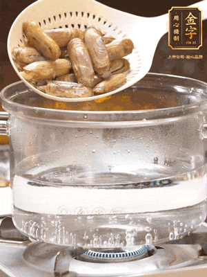 煮一鍋沸水，下蟶子汆燙30秒，撈出浸入冰水，取出蟶子肉