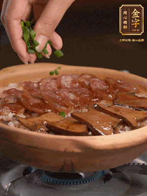 最后鋪上牛肝菌，爭(zhēng)分奪秒地倒上醬汁，撒點(diǎn)小蔥花