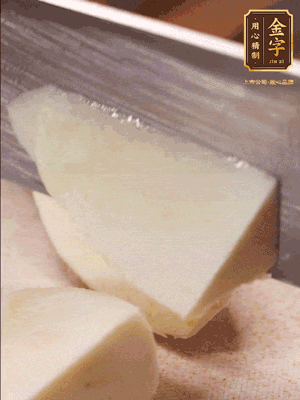 茭白去殼，底部一層老皮刨掉，切成滾刀塊