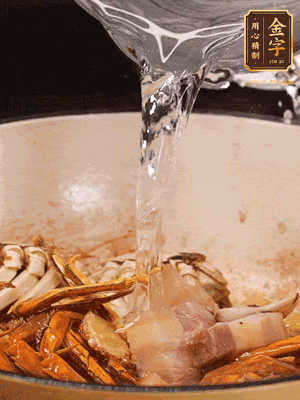 加料酒/花雕酒去腥，加入開水燜10分鐘左右