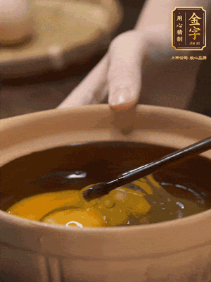 雞蛋打入砂鍋，充分打勻，1.5倍的溫水加一勺鹽，倒入蛋液中，攪拌均勻后用勺子舀去表面浮沫