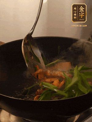 黃豆醬、鹽、糖調(diào)味，淋一圈花雕酒，蒜白先下，蒜葉后下