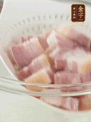 金字淡咸肉、排骨分別加料酒、蔥、姜冷水下鍋焯水，水開撇去浮沫撈出。