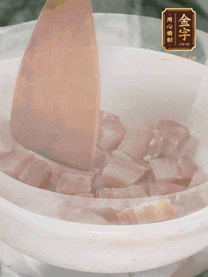 砂鍋內(nèi)咸肉微微煸出香味，再倒入開水。放排骨滾開后轉(zhuǎn)中小火篤30分鐘。（水盡量一次加足，以免中途加水沖淡鮮味。這一步是湯底濃白的關(guān)鍵）