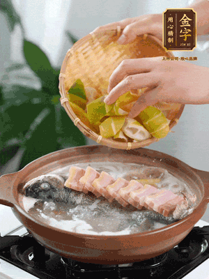 倒開(kāi)水燉煮后轉(zhuǎn)移入砂鍋，淋料酒去腥、加少許鹽調(diào)味，再依次加咸肉、春筍燉煮15分鐘。
