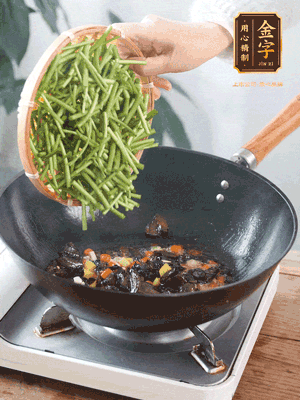 熱油煸香蒜末、姜粒、小米辣，再下臘肉煸炒出香味