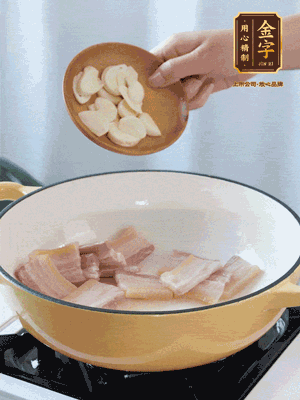 熱油下咸肉煸出香味，加蒜片、毛豆翻炒均勻