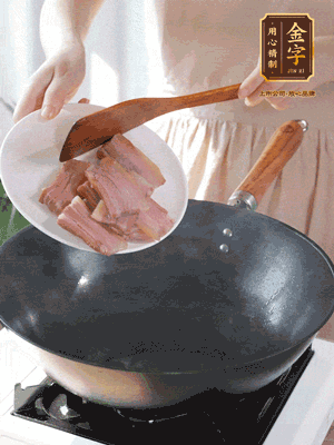 豬油熱鍋，下咸肉煸香，再下蔥姜提鮮