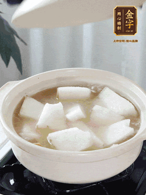 最后下冬瓜繼續(xù)燉煮10分鐘，撒上蔥花點(diǎn)綴。