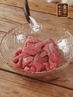 牛肉切丁，加黑胡椒海鹽、橄欖油腌10分鐘