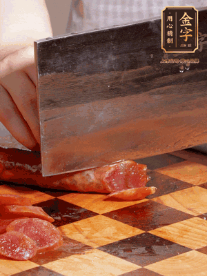 金字香腸煮熟，切片