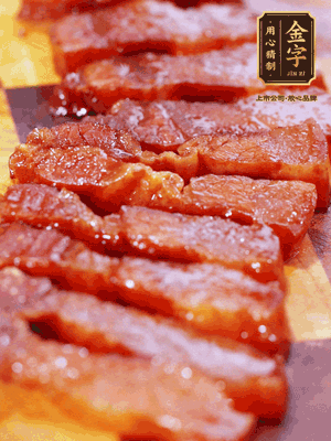 金字醬油肉煮熟，切片